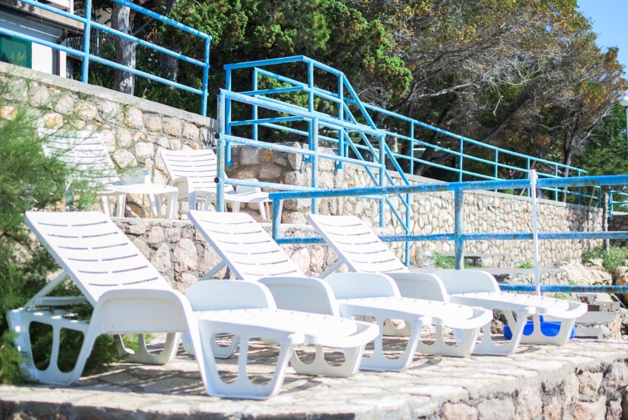 Beachfront Apartments Carlo Karlobag Esterno foto