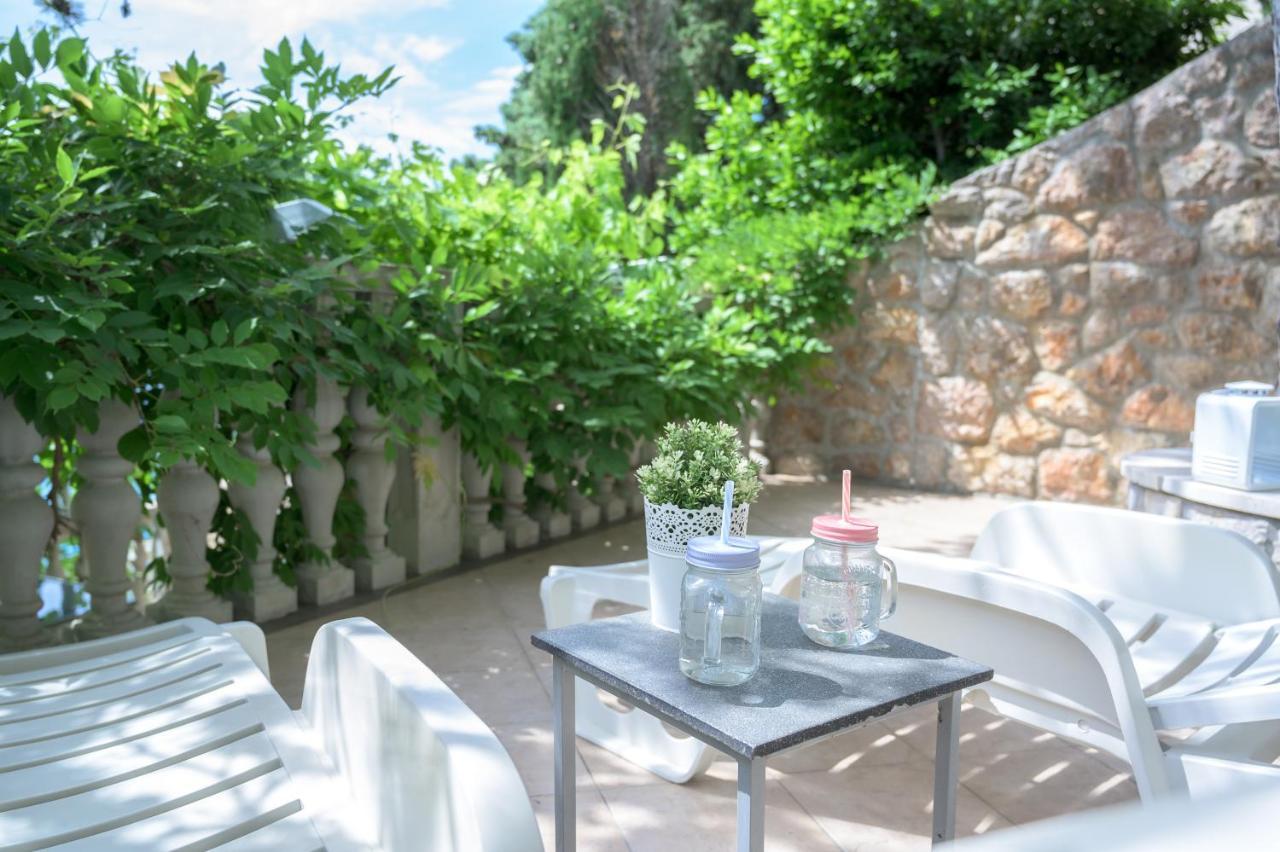 Beachfront Apartments Carlo Karlobag Esterno foto