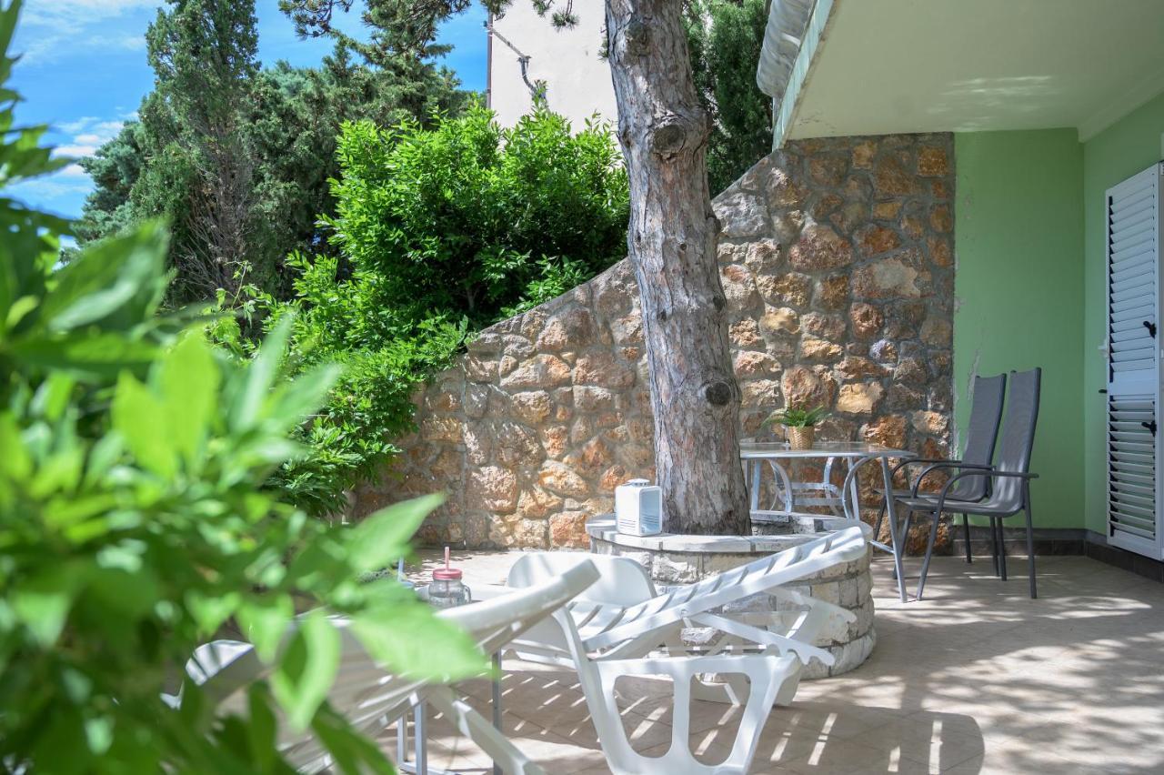 Beachfront Apartments Carlo Karlobag Esterno foto
