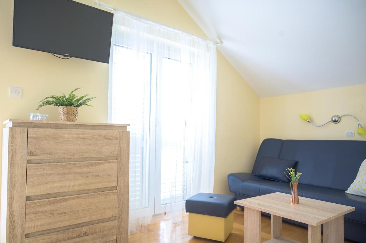Beachfront Apartments Carlo Karlobag Esterno foto