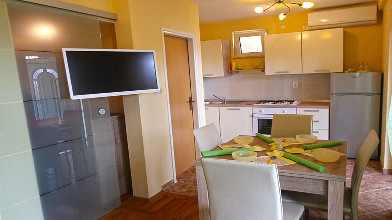 Beachfront Apartments Carlo Karlobag Esterno foto