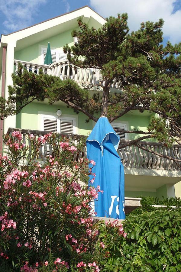 Beachfront Apartments Carlo Karlobag Esterno foto