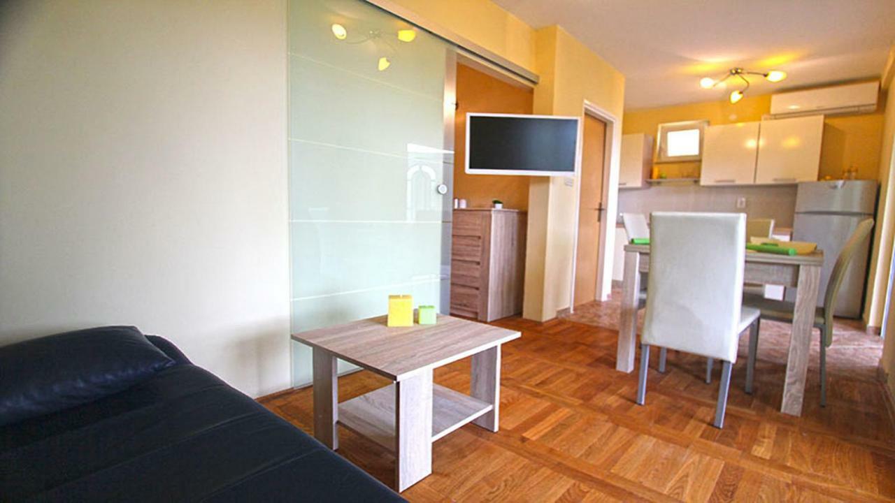 Beachfront Apartments Carlo Karlobag Esterno foto
